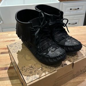 Manitoba Leather Moccasins Beaded Fringe Boho Indigenous Brand Canada NIB 🪶